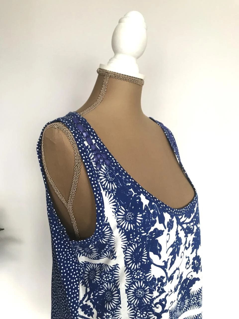 QUI M42 blusa branca azul sem mangas com pérolas . – photo 3